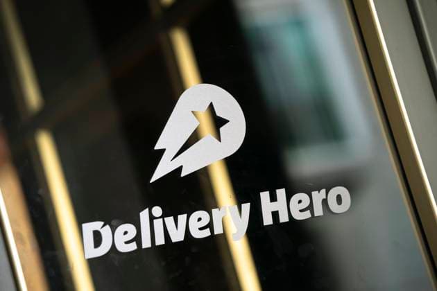 Delivery Hero Symbolfoto und Logo von Delivery Hero, der Betreiber einer Online-Bestellplattform fuer Essen und Lieferdienste hat aktuell Rekordverluste ist aber nun im DAX gelistet Berlin Berlin Deutschland *** Delivery Hero Symbolfoto and logo of Delivery Hero, the operator of an online ordering platform for food and delivery services, currently has record losses but is now listed in the DAX Berlin Berlin Germany