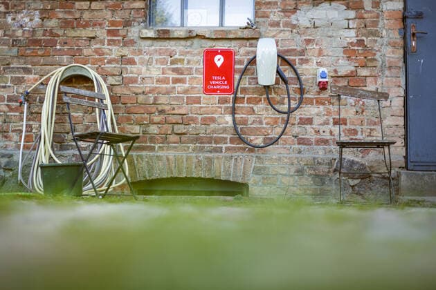 IMAGO Creative: Gesellschaft, Mobilität auf dem Land Symbolfoto: Eine Ladestation fuer Elektroautos des Herstellers Tesla haengt an einer alten Ziegelwand. Fuerstenberg, 12.09.2020. Fuerstenberg Deutschland *** Symbol photo A charging station for electric cars of the manufacturer Tesla hangs on an old brick wall Fuerstenberg, 12 09 2020 Fuerstenberg Germany Copyright: xThomasxTrutschel photothek.dex