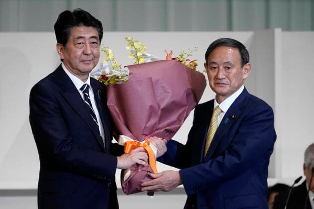 Bilder des Jahres 2020, News 09 September News Themen der Woche KW38 News Bilder des Tages September 14, 2020, Tokyo, JPN: Japan s Prime Minister Shinzo Abe, left, presents Chief Cabinet Secretary Yoshihide Suga flowers after Suga was elected as new head of JapanÃ¢â‚¬â ¢s ruling party at the Liberal Democratic Party s (LDP) leadership election Monday, Sept. 14, 2020, in Tokyo. Tokyo JPN - ZUMAz114 20200914_zih_z114_044 Copyright: xPOOLx