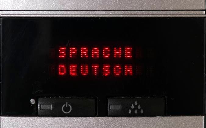 14.09.2020, Digitalanzeige am Display einer JURA-Espressomaschine: SPRACHE DEUTSCH 14.09.2020, Symbolbild Kaffeemaschine 14.09.2020, Symbolbild Kaffeemaschine *** 14 09 2020, Digital display on the display of a JURA espresso machine LANGUAGE GERMAN 14 09 2020, Symbol image coffee machine 14 09 2020, Symbol image coffee machine