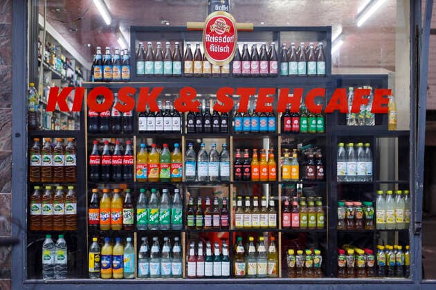 Getränke stehen im Schaufenster eines Kiosk in Ehrenfeld. (Symbolbild, Themenbild) Köln, 13.09.2020