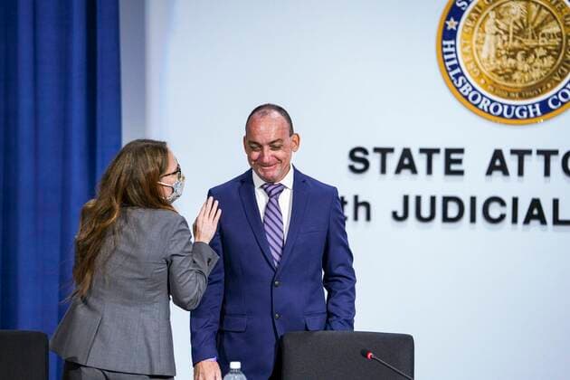 Bilder des Jahres 2020, News 09 September News Themen der Woche KW38 News Bilder des Tages September 14, 2020, Tampa, Florida, USA: Attorney Susan Friedman is pictured with her client, Robert DuBoise at the conclusion of a press conference held by the Innocence Project and the state attorney, following a hearing to exonerate Duboise after he was released from prison, where he served 37 years for a crime he did not commit, on Monday, Sept. 14, 2020 in Tampa. Tampa USA - ZUMAs70_ 20200914_zan_s70_011 Copyright: xMarthaxAsencioxRhinex