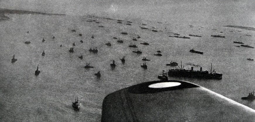 Black and white photograph of World War II (1939-1945) showing the aerial view of the Allied sea invasion of Normandy on D-Day, 6 June 1944. WorldxHistoryxArchive 917_33_WHA_134_0614