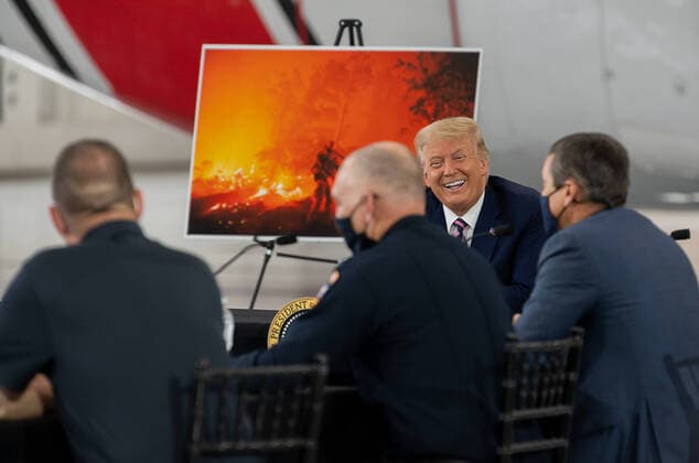 Bilder des Jahres 2020, News 09 September News Themen der Woche KW38 News Bilder des Tages September 14, 2020, Sacramento, CA, USA: President Donald Trump meets with California Gov. Gavin Newson and officials to discuss recent wildfires in the western states at Sacramento McClellan Airport on Monday, Sep 14, 2020 in Sacramento. Sacramento USA - ZUMAj89_ 20200914_zaf_j89_020 Copyright: xPaulxKitagakixJr.x