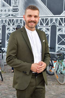 FIRST STEPS AWARD 2020 Edin Hasanovic Ankunft zum FIRST STEPS AWARD im Saeaelchen des Berliner Holzmarkt in Berlin am 14.09.2020