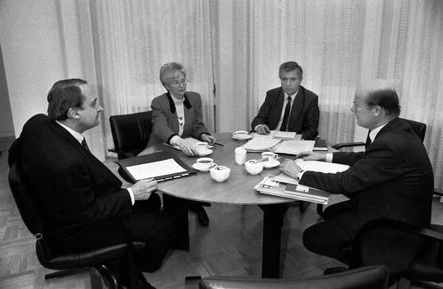 Deutschland, Bonn, 05.08.1990 Archiv-Nr.: 16-66 Bundesbauministerium Foto: v.l.n.r.: Staatssekretaer Juergen Echternach, Bauministerin Gerda Hasselfeldt, Gerhard Eichhorn, Leiter Ministerbuero und Staatssekretaer Gerhard von Loewenich, waehrend der Leitungsgespraeche Bundesbauministerium *** Germany, Bonn, 05 08 1990 Archive No. 16 66 Federal Ministry of Construction Photo by State Secretary Juergen Echternach, Minister of Construction Gerda Hasselfeldt, Gerhard Eichhorn, Head of the Ministers Office and State Secretary Gerhard von Loewenich, during the leadership talks at the Federal Ministry of Construction