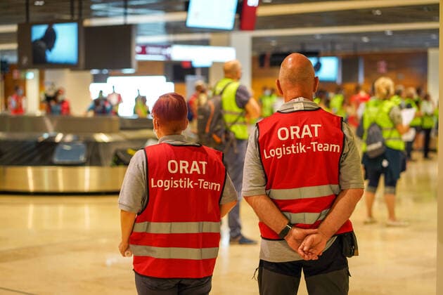 Bilder des Jahres 2020, News 09 September News Themen der Woche KW38 News Bilder des Tages Flughafen BER, Testbetrieb mit Komparsen 15.09.2020,Schönefeld,Brandenburg,Deutschland,GER,Flughafen BER Berlin Brandenburg Willy Brandt.Probebetrieb.Komparsen simulieren den Flugbetrieb.Zwei Mitarbeiter vom ORAT Logistik-Team sind ebenfalls vor Ort. *** 15 09 2020,Schönefeld,Brandenburg,Germany,GER,Airport BER Berlin Brandenburg Willy Brandt Test run Extras simulate flight operations Two members of the ORAT logistics team are also on site