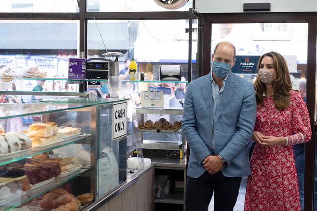 Bilder des Jahres 2020, Entertainment 09 September Entertainment Themen der Woche KW38 Prinz William und Herzogin Kate besuchen Bäckerei in London . 15 09 2020. London, United Kingdom. Prince William and Kate Middleton, The Duke and Duchess of Cambridge, during a visit to the Beigel Bake Brick Lane Bakery in east London. The 24-hour bakery was forced to reduce their opening hours during the pandemic and The Duke and Duchess heard how this affected employees, as well as the ways in which the shop has helped the local community through food donation and delivery.  xPoolx xi-Imagesx IIM-21619-0025