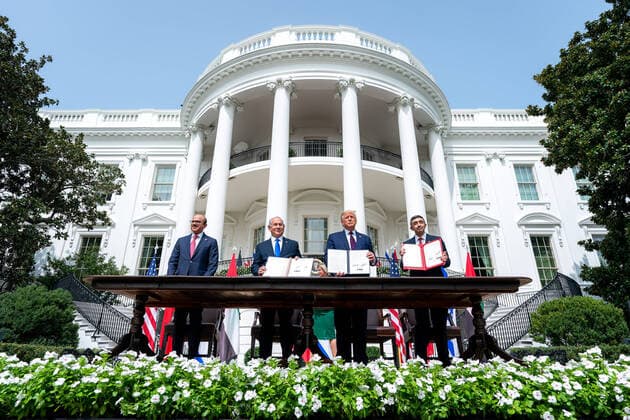 Bilder des Jahres 2020, News 09 September News Themen der Woche KW38 September 15, 2020 - Washington, District of Columbia, USA - President Donald J. Trump with the Minister of Foreign Affairs of Bahrain Dr. Abdullatif bin Rashid Al-Zayani, Israeli Prime Minister Benjamin Netanyahu and the Minister of Foreign Affairs for the United Arab Emirates Abdullah bin Zayed Al Nahyan sign the Abraham Accords at the . Washington U.S. - ZUMAz03_ 20200915_sha_z03_244 Copyright: xWhitexHousex