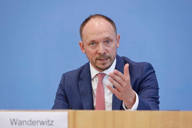 16.09.2020, Berlin, Deutschland - Pressekonferenz: Vorstellung des Jahresberichts zum Stand der deutschen Einheit. Foto: Marco Wanderwitz, CDU, Beauftragter der Bundesregierung fuer die neuen Bundeslaender und Parlamentarischer Staatssekretaer beim Bundesminister fuer Wirtschaft und Energie.