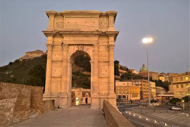 Ancona ist eine Hafenstadt mit ueber 100.000 Einwohnern an der italienischen Kueste der Adria. Sie ist Hauptstadt der Region Marken und der Provinz Ancona. Foto: Der Trajansbogen am Hafen von Ancona *** Ancona is a port city with more than 100 000 inhabitants on the Italian coast of the Adriatic Sea It is the capital of the Marche Region and the Province of Ancona Photo The Trajan Arch at the port of Ancona
