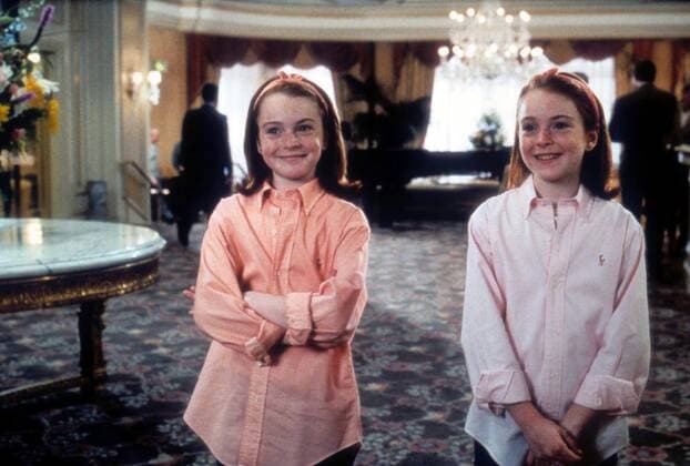 THE PARENT TRAP LINDSAY LOHAN playing twins Date: 1998  Mandatory credit line: Image courtesy WALT DISNEY PICTURES Ronald Grant Archive Mary Evans