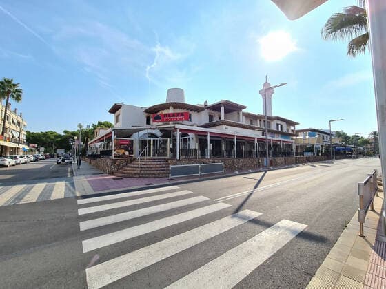 S Arenal Themenfoto: Corona, Urlaub, Mallorca, 15.09.2020 Verriegelt und Verammelt. Die Kneipen und Bierbuden, Bars und Läden rund um die Bierstrasse am Ballermann in Mallorca sind teilweise massiv abgeschlossen, Besucher und Gäste bleiben fern, , und Themenfoto: Corona, Urlaub, Mallorca - Jogi Eibner-Pressefoto Copyright: xAugstx xEibner-Pressefotox EP_jat