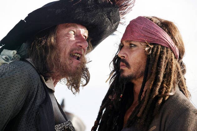 PIRATES OF THE CARIBBEAN: AT WORLDS END US 2007 aka PIRATES OF THE CARIBBEAN 3 GEOFFREY RUSH as Captain Barbossa, JOHNNY DEPP as Captain Jack Sparrow PIRATES OF THE CARIBBEAN: AT WORLDS END Date: 2007  Mandatory credit line: Image courtesy JERRY BRUCKHEIMER FILMS WALT DISNEY PICTURES (c) Disney En Ronald Grant Archive Mary Evans