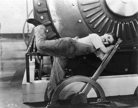 MODERN TIMES CHARLIE CHAPLIN MODERN TIMES Date: 1936  Mandatory credit line: Image courtesy CHARLES CHAPLIN PRODUTIONS Ronald Grant Archive Mary Evans