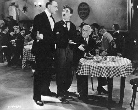 MODERN TIMES CHARLIE CHAPLIN MODERN TIMES Date: 1936  Mandatory credit line: Image courtesy CHARLES CHAPLIN PRODUTIONS Ronald Grant Archive Mary Evans