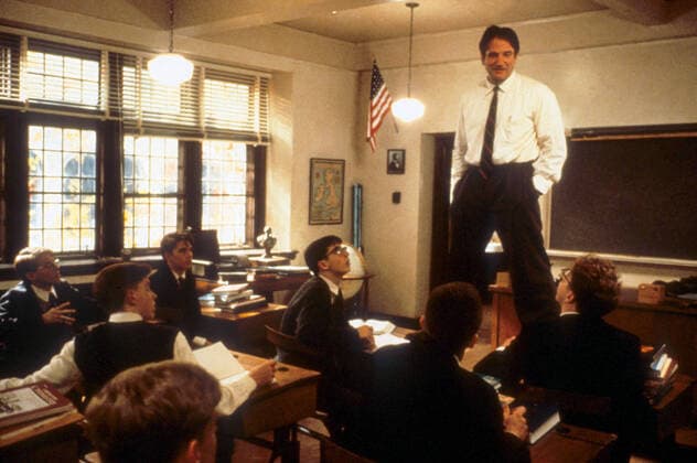 DEAD POETS SOCIETY ROBIN WILLIAMS DEAD POETS SOCIETY Date: 1989  Mandatory credit line: Image courtesy TOUCHSTONE PICTURES Ronald Grant Archive Mary Evans