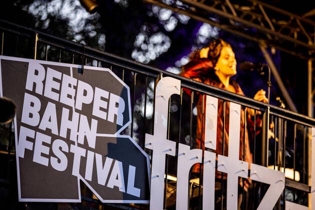 Hamburg, 16. September 2020 - Dena bei einem Konzert auf der Fritz-Bühne im Rahmen des Reeperbahn Festivals 2020
