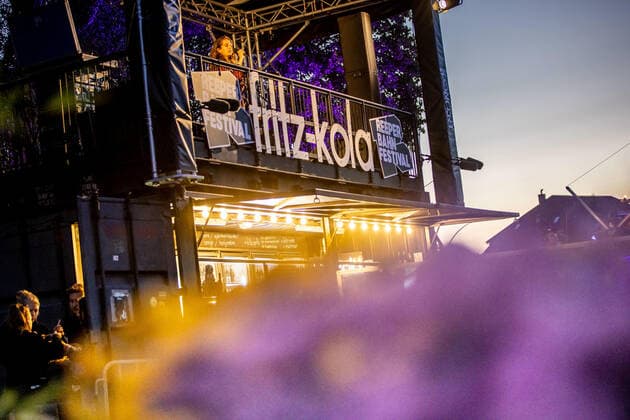 Hamburg, 16. September 2020 - Dena bei einem Konzert auf der Fritz-Bühne im Rahmen des Reeperbahn Festivals 2020