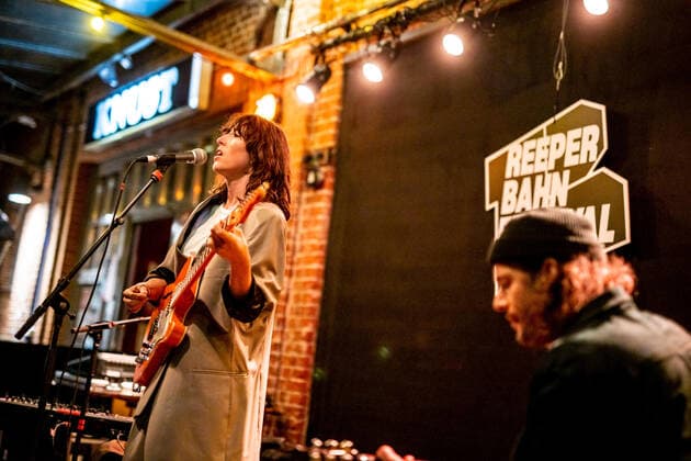 Hamburg, 16. September 2020 - Drew Sycamore bei einem Konzert vor dem Hamburger Knust im Rahmen des Reeperbahn Festivals 2020