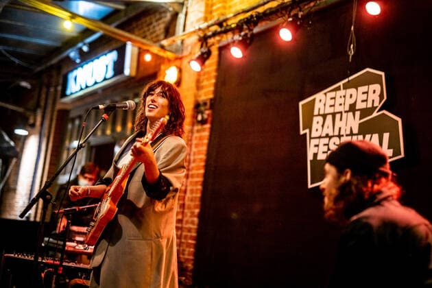 Hamburg, 16. September 2020 - Drew Sycamore bei einem Konzert vor dem Hamburger Knust im Rahmen des Reeperbahn Festivals 2020