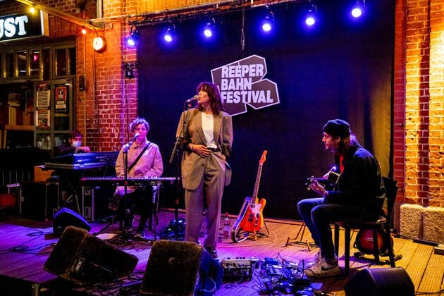 Hamburg, 16. September 2020 - Drew Sycamore bei einem Konzert vor dem Hamburger Knust im Rahmen des Reeperbahn Festivals 2020
