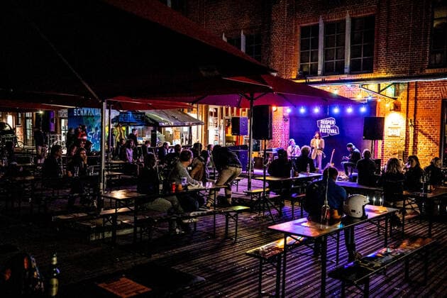 Hamburg, 16. September 2020 - Drew Sycamore bei einem Konzert vor dem Hamburger Knust im Rahmen des Reeperbahn Festivals 2020