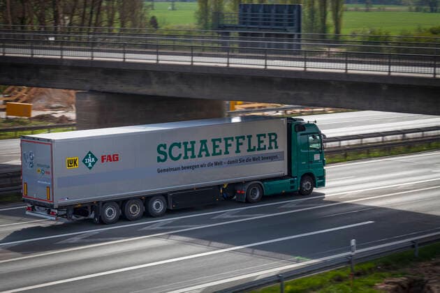 Großer Lastkraftwagen in Fahrt auf der Autobahn mit der Aufschrift Schaeffler Das Unternehmen Schaeffler verschickt von Herzogenaurach aus seine Produkte mit verschiedenen LKWs in ganz Europa Herzogenaurach Bayern Deutschland *** Large truck on the move on the motorway with the Schaeffler logo The Schaeffler company sends its products from Herzogenaurach with various trucks throughout Europe Herzogenaurach Bavaria Germany