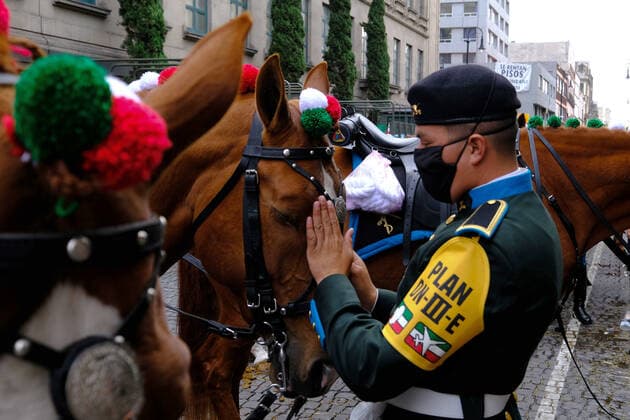 (200917) -- MEXICO CITY, Sept. 17, 2020 -- A soldier pacifies a horse before attending Mexico s Independence Day military parade in Mexico City, capital of Mexico, Sept. 16, 2020. (Photo by Xinhua) MEXICO-MEXICO CITY-INDEPENDENCE DAY-PARADE IsraelxRosas 