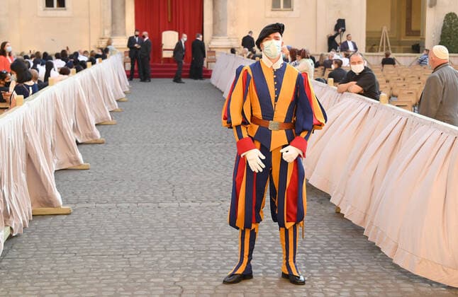 Rom Generalaudienz; Paepstlichen Schweizergarde Rom, Vatikan 17.09.2020 Ein Schweizer Gardisten mit Mundschutz wartet auf den Beginn der Generalaudienz mit Papst Franziskus I. im Hof von San Damaso im Vatikan