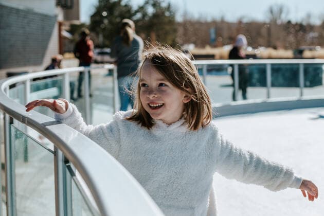 IMAGO Creative, Jahreszeit Winter, Eislaufen young girl holding on to rail while learning how to ice skate Parker, CO, United States CR_JEMI200908-484135-01 ,model released, Symbolfoto