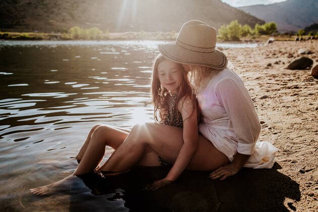 Mom and daughter hugging and having a quiet moment on lakeshore Denver, CO, United States CR_JEMI200908A-481584-01 ,model released, Symbolfoto