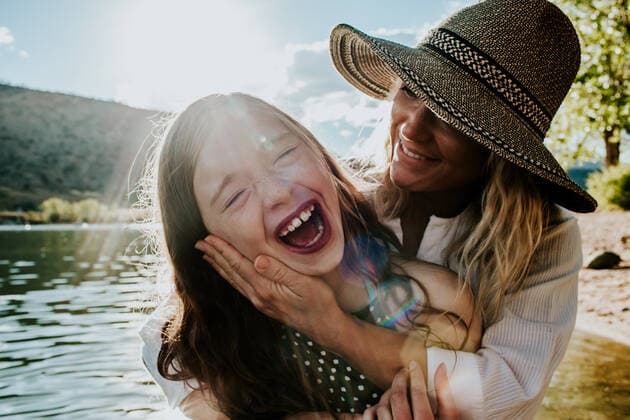 Mom holding young happy daughter while daughter laughs Denver, CO, United States CR_JEMI200908A-481593-01 ,model released, Symbolfoto