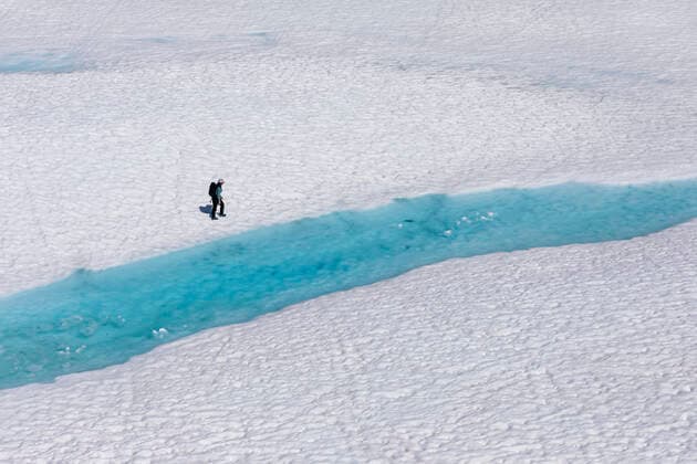 IMAGO Creative: Wintersport, Urlaub Drone view of unrecognizable female hiker walking along melting lake with clear blue water during vacation in British Columbia Canada, British Columbia, Pemberton CR_PSFZ200913D-471390-01 ,model released, Symbolfoto