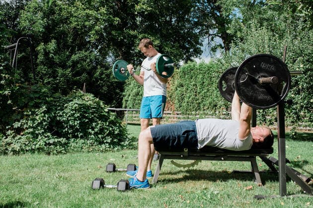 IMAGO Creative: Clickbait, Sport und Fitness two men working out together at a home gym in the garden Norrtälje, Stockholm County, Sweden CR_RABE200913-481207-01 ,model released, Symbolfoto