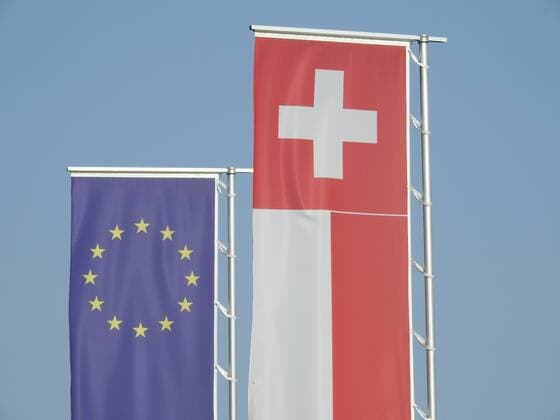 Foto Manuel Geisser 17.09.2020 Fahnen Flaggen der EU Europaeische Union und der Schweiz SVP . Begrenzung Initiative .Luzern *** Photo Manuel Geisser 17 09 2020 Flags of the EU European Union and Switzerland SVP Limitation Initiative Lucerne