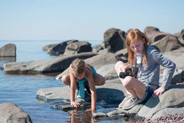 IMAGO Creative: Klimawandel - Umwelterziehung Pre Teen Girls Playing on the Shore Duluth, MN, United States CR_RDOL200908C-499890-01 ,model released, Symbolfoto