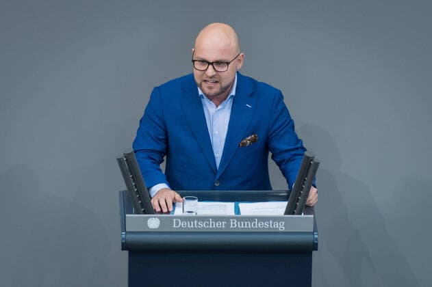 Berlin, Plenarsitzung im Bundestag Deutschland, Berlin - 17.09.2020: Im Bild ist Markus Frohnmaier (afd) während der Sitzung des deutschen Bundestags zu sehen. Berlin Bundestag Berlin Deutschland *** Berlin, Plenary Session in the Bundestag Germany, Berlin 17 09 2020 In the picture Markus Frohnmaier afd can be seen during the session of the German Bundestag Berlin Bundestag Berlin Germany