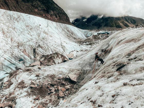 Landscape shot of climber rappelling on Glacier under cloudy sky Chamonix, Auvergne-Rhône-Alpes, France CR_MAKO200916-492418-01 ,model released, Symbolfoto