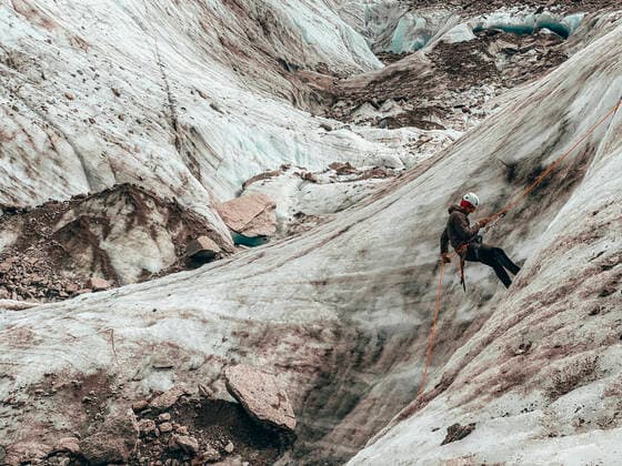 Close Shot of mountaineer rappelling on glacier in European Alps Chamonix, Auvergne-Rhône-Alpes, France CR_MAKO200916-492421-01 ,model released, Symbolfoto