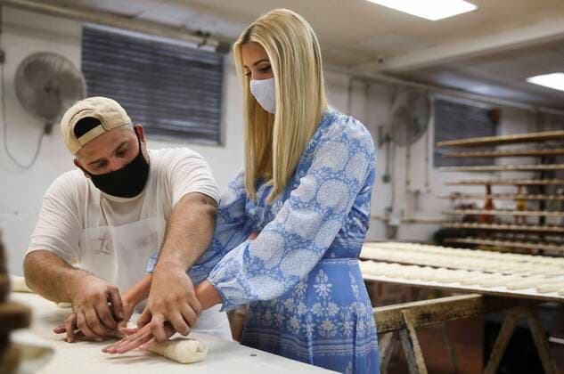 Bilder des Jahres 2020, Entertainment 09 September Entertainment Themen der Woche KW38 Entertainment Bilder des Tages September 17, 2020, Tampa, Florida, USA: Master Baker Anthony Ali, on left, teaches Ivanka Trump how to roll 36 inch Cuban bread in the bakery at La Segunda Central Bakery, on Thursday, Sept. 17, 2020 in Tampa. After the visit to the family owned business, Ivanka Trump attending a Fireside Chat with Pam Bondi at the Columbia Restaurant. Tampa USA - ZUMAs70_ 20200917_zan_s70_009 Copyright: xDirkxShaddx