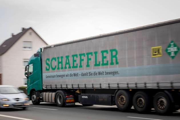 17.09.2020, Reportage Autozulieferer Schaeffler, Stamm- und Hauptsitz Herzogenaurach Ein LKW von Schaeffler in Fahrt Herzogenaurach Bayern Deutschland *** 17 09 2020, Reportage Automotive supplier Schaeffler, headquarters and headquarters Herzogenaurach A Schaeffler truck on the move Herzogenaurach Bavaria Germany