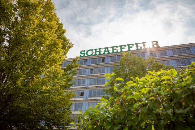 17.09.2020, Reportage Autozulieferer Schaeffler, Stamm- und Hauptsitz Herzogenaurach Verwaltungsgebäude mit dem Schriftzug Schaeffler Herzogenaurach Bayern Deutschland *** 17 09 2020, Report on Schaeffler as a supplier to the automotive industry, headquarters and main office in Herzogenaurach Administration building with the Schaeffler logo Herzogenaurach Bavaria Germany