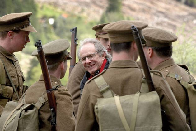 THE WIND THAT SHAKES THE BARLEY Director KEN LOACH with actors playing British soldiers THE WIND THAT SHAKES THE BARLEY Date: 2006  Mandatory credit line: Image courtesy 16 FILMS Ronald Grant Archive Mary Evans