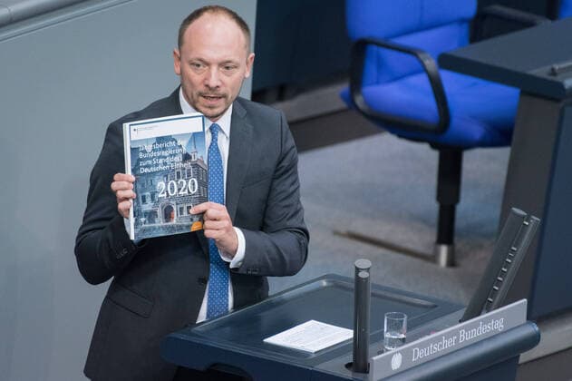 News Bilder des Tages Berlin, Plenarsitzung im Bundestag Deutschland, Berlin - 18.09.2020: Im Bild ist Marco Wanderwitz (Parlamentarischer Staatssekretär, Beauftragter der Bundesregierung für die neuen Bundesländer, cdu) während der Sitzung des deutschen Bundestags zu sehen. Berlin Bundestag Berlin Deutschland *** Berlin, Plenary Session in the German Bundestag Germany, Berlin 18 09 2020 In the picture you can see Marco Wanderwitz Parliamentary State Secretary, Federal Government Commissioner for the New Federal States, cdu during the session of the German Bundestag Berlin Bundestag Berlin Germany