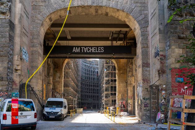 Ein neues 25 000 Quadratmeter großes Stadtquartier für Wohnen, Büro und Einkaufen entsteht zur Zeit am Tacheles in der Oranienburger Straße, Friedrichstraße und Johannisstraße in Berlin-Mitte. Foto: Volker Hohlfeld Neues Stadtquartier *** A new 25,000 square metre city quarter for living, offices and shopping is currently being built at Tacheles in Oranienburger Strasse, Friedrichstrasse and Johannisstrasse in Berlin Mitte Photo Volker Hohlfeld New City Quarter