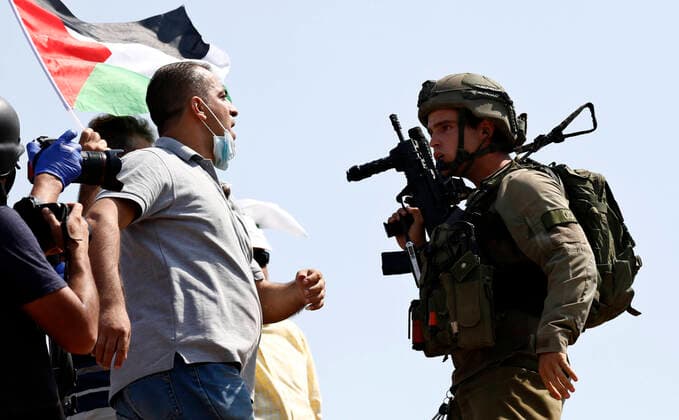 Bilder des Jahres 2020, News 09 September News Themen der Woche KW38 News Bilder des Tages (200918) -- NABLUS, Sept. 18, 2020 -- A Palestinian protester confronts an Israeli soldier during clashes following a protest against the expansion of Jewish settlements and the normalization agreements of Israel with the United Arab Emirates and Bahrain, in the West Bank village of Asira al-Qibliya near Nablus on Sept. 18, 2020. (Photo by Xinhua) MIDEAST-WEST BANK-NABLUS-CLASH AymanxNobani 