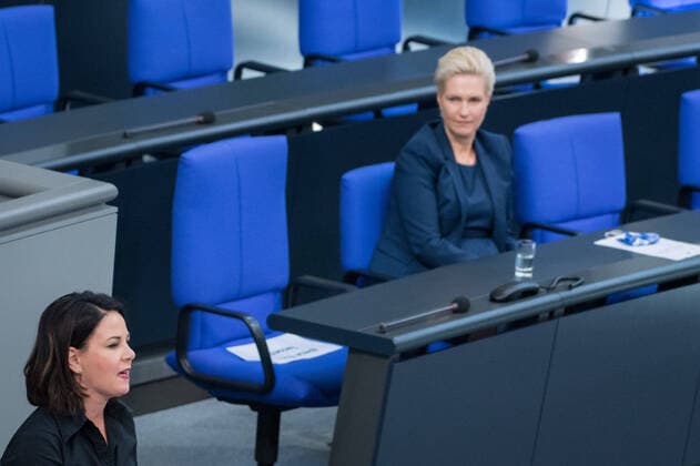 Berlin, Plenarsitzung im Bundestag Deutschland, Berlin - 18.09.2020: Im Bild ist Annalena Baerbock (Bündnis 90 Die Grünen) und Manuela Schwesig (Ministerpräsidentin des Landes Mecklenburg-Vorpommern) während der Sitzung des deutschen Bundestags zu sehen. Berlin Bundestag Berlin Deutschland