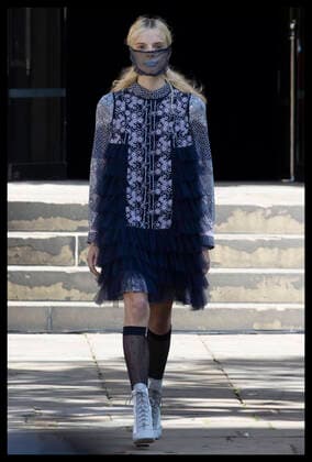 Bilder des Jahres 2020, Entertainment 09 September Entertainment Themen der Woche KW38 Entertainment Bilder des Tages . 18 09 2020. London, United Kingdom. The Bora Aksu show during London Fashion Week for Spring Summer 2021, one of only a few physical shows because of Covid 19. It was held in the grounds of St.Paul s Church in Covent Garden, London, with a limited audience.  xStephenxLockx xi-Imagesx IIM-21624-0020