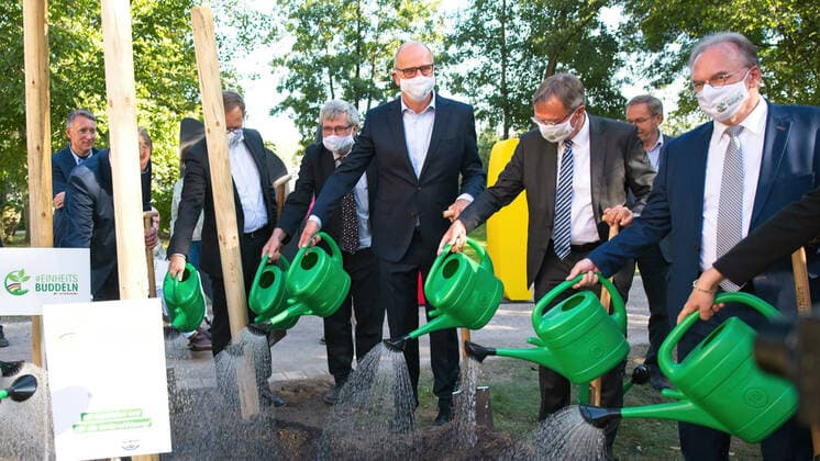 Bilder des Jahres 2020, News 09 September News Themen der Woche KW38 News Bilder des Tages Potsdam GER, Potsdam, 18.09.20, Einheitsbuddeln v.l. Dietmar Woidke, Burkhard Exner, Reiner Erich Haseloff , Buddeln fuer Deutschland Ministerpraesidenten pflanzen Baeume der Einheit - Einheitsbuddeln - Zum Tag der Deutschen Einheit, Potsdam, 18.09.2020, *** Potsdam GER, Potsdam, 18 09 20, Unification burrows by Dietmar Woidke, Burkhard Exner, Reiner Erich Haseloff , Buddles for Germany Prime Ministers of Germany plant trees of unity Unification burrows for the Day of German Unity, Potsdam, 18 09 2020, Copyright: xUwexKoch xEibner-Pressefotox EP_ukh